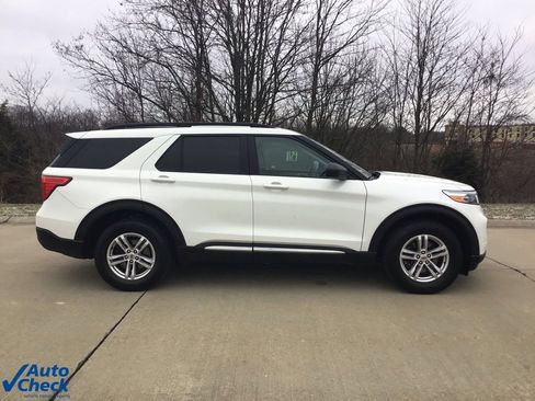 Used 2021 Ford Explorer XLT image 2