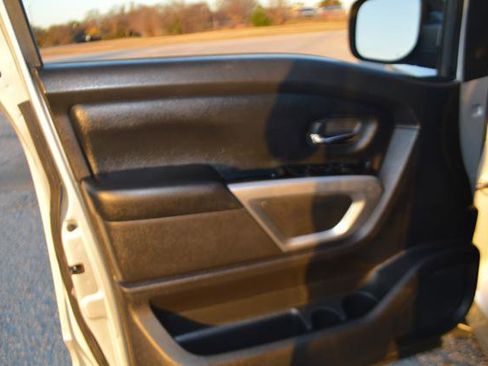 Used 2017 Nissan Titan SV image 12