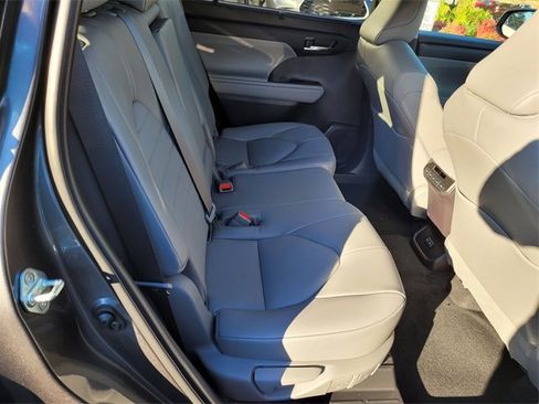 New 2022 Toyota Highlander XLE image 14