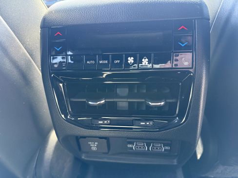 Used 2025 Jeep Grand Cherokee Summit image 17