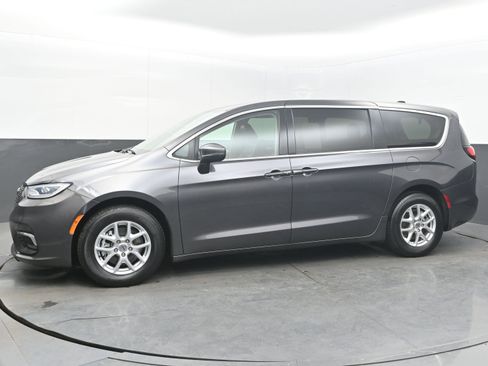 Used 2023 Chrysler Pacifica Touring-L image 4