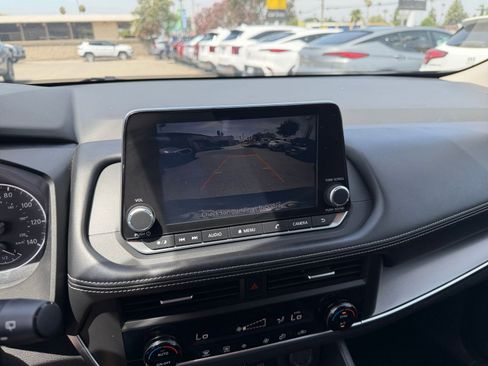 Used 2025 Nissan Rogue SV FWD image 25