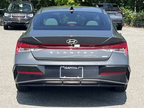 Certified 2025 Hyundai Elantra Limited FWD image 12
