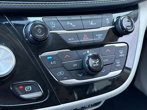 Used 2023 Chrysler Pacifica Touring-L image 23