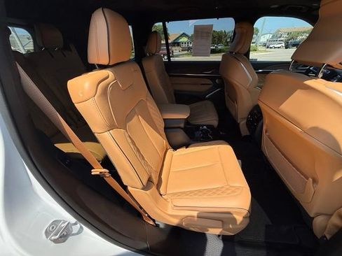 Used 2024 Jeep Grand Cherokee L Summit w/ Luxury Tech Group V AWD/4WD image 13