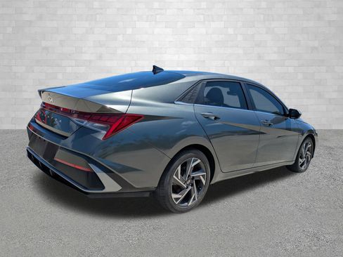 Used 2024 Hyundai Elantra SEL w/ Convenience Package FWD image 2