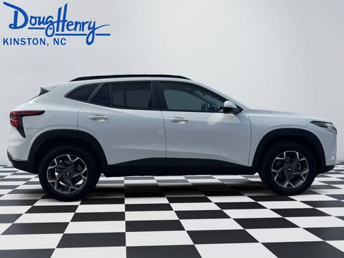 Used 2025 Chevrolet Trax LT FWD image 6