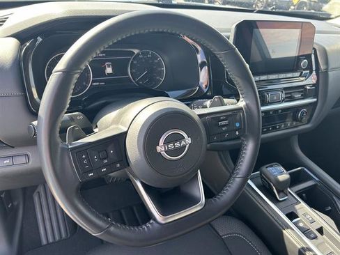 Used 2025 Nissan Pathfinder SV image 9