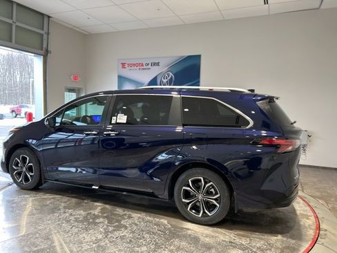 New 2026 Toyota Sienna Platinum image 4