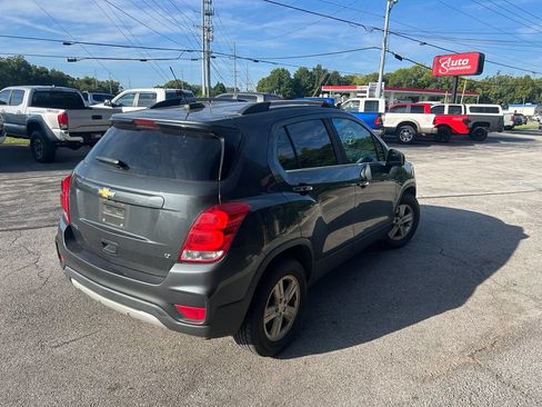 Used 2017 Chevrolet Trax LT w/ LT Convenience Package FWD image 3