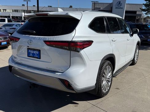 Used 2022 Toyota Highlander Platinum image 4