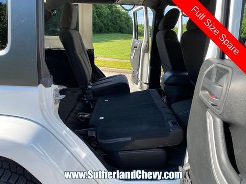 Used 2016 Jeep Wrangler Unlimited Sahara AWD/4WD image 32