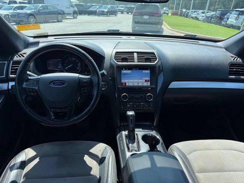 Used 2017 Ford Explorer XLT w/ Equipment Group 202A FWD image 8