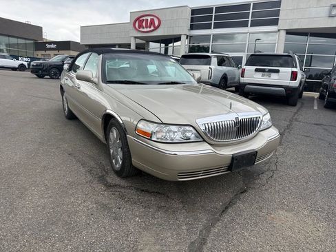 Used 2005 Lincoln Town Car Signature Limited RWD image 4