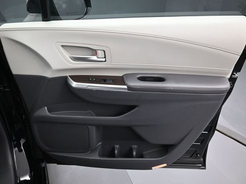 Certified 2022 Toyota Sienna XLE image 37