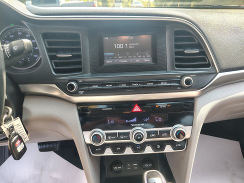 Used 2020 Hyundai Elantra SE FWD image 26
