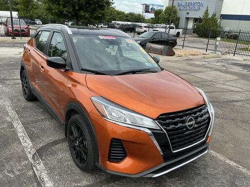 Used 2022 Nissan Kicks SV w/ Interior Electronics Package FWD image 3