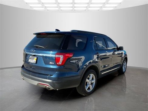 Used 2017 Ford Explorer XLT image 4