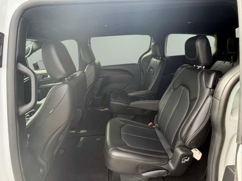 Used 2025 Chrysler Pacifica Select FWD image 18