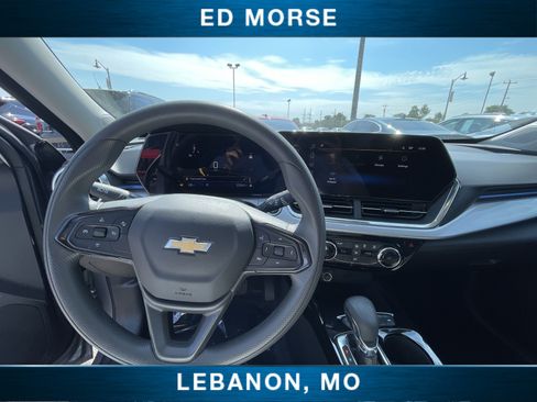 Certified 2025 Chevrolet Trax LT FWD image 11