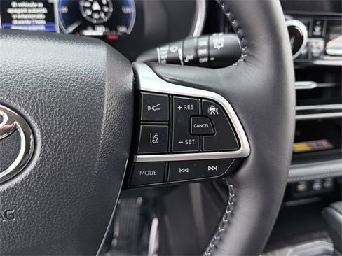 Certified 2025 Toyota Highlander Limited image 39