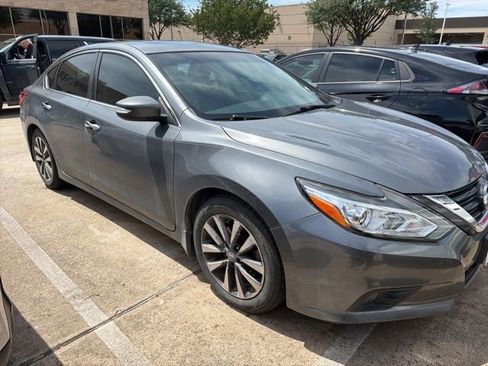 Used 2016 Nissan Altima 2.5 SV w/ Convenience Package FWD image 2