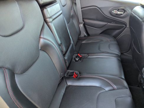 Used 2019 Jeep Cherokee Trailhawk image 13