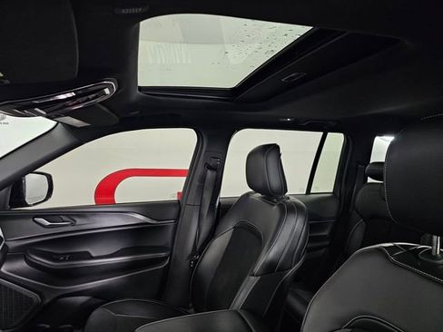 Certified 2024 Jeep Grand Cherokee Altitude image 11