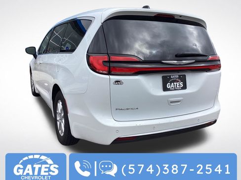 Used 2023 Chrysler Pacifica Touring-L FWD image 7