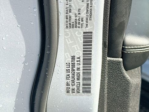 Used 2023 Jeep Grand Cherokee L Laredo image 31