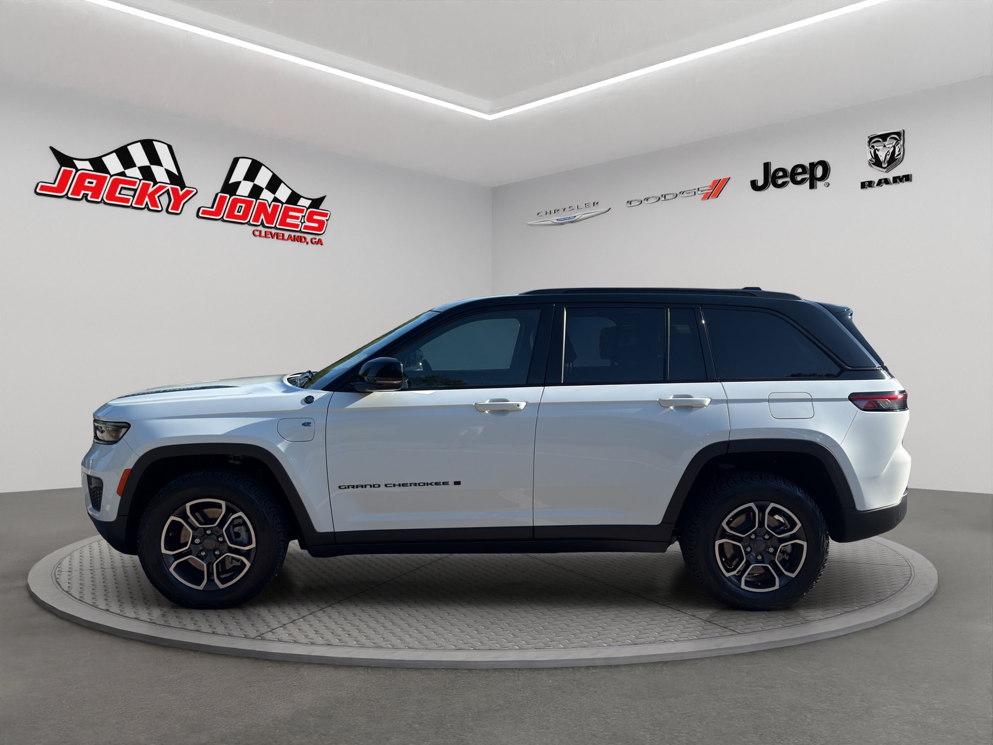 Used 2022 Jeep Grand Cherokee Trailhawk w/ Luxury Tech Group III AWD/4WD image 3