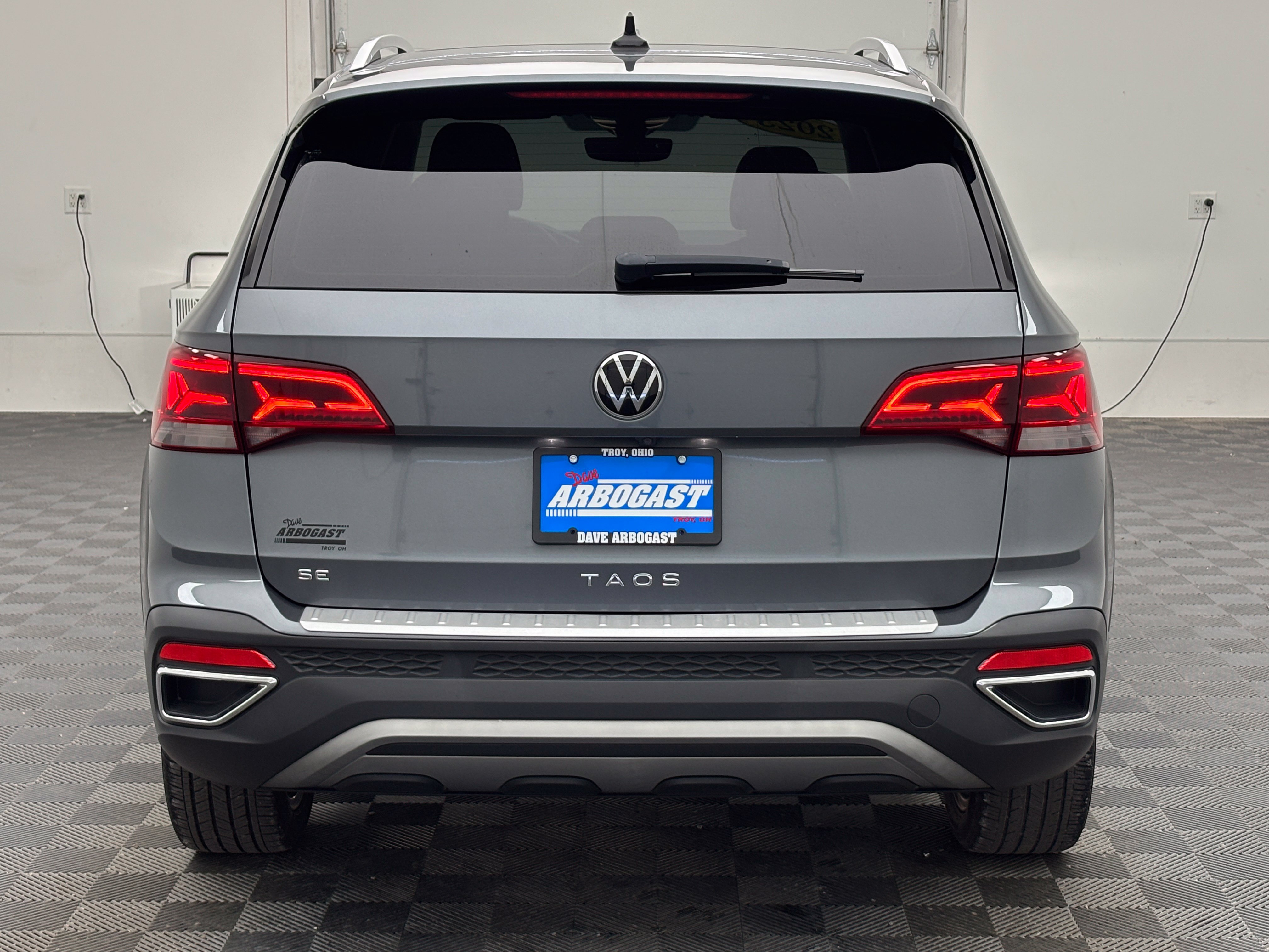 Used 2023 Volkswagen Taos SE w/ Panoramic Sunroof Package FWD image 9