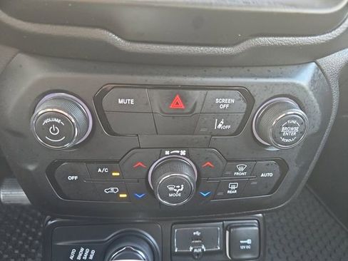 Used 2023 Jeep Renegade Altitude AWD/4WD image 4