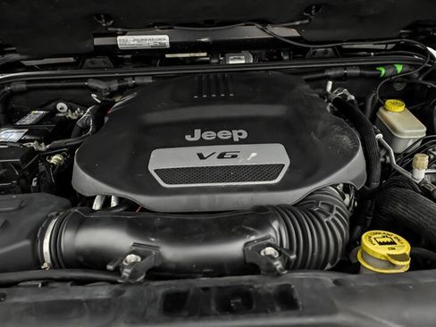 Used 2016 Jeep Wrangler Unlimited Sahara w/ Connectivity Group AWD/4WD image 12