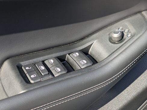 Used 2025 Jeep Grand Cherokee Laredo w/ Luxury Tech Group I image 11