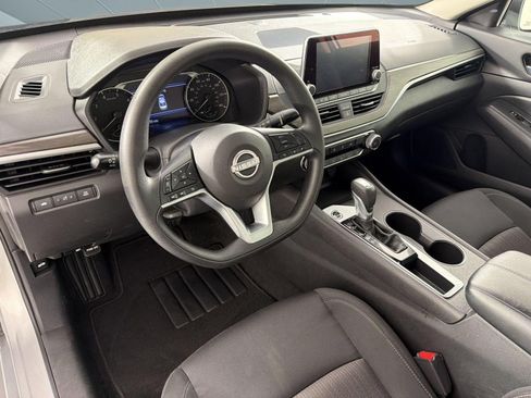 Used 2025 Nissan Altima 2.5 SV FWD image 4