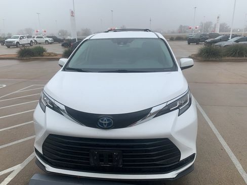 Used 2022 Toyota Sienna LE image 9