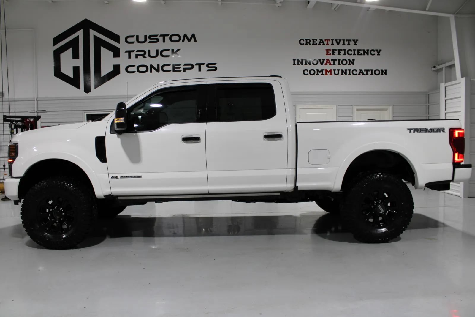Used 2022 Ford F250 Lariat w/ Tremor Off-Road Package AWD/4WD image 23