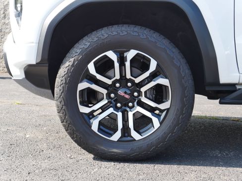 Used 2025 GMC Canyon AT4 w/ Nightfall Edition AWD/4WD image 13