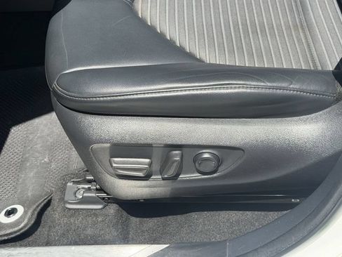 Used 2023 Toyota Highlander XSE FWD image 21
