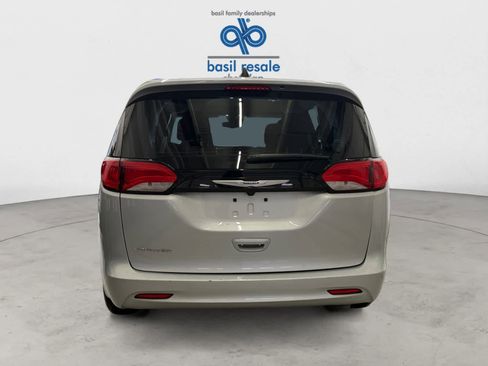 Used 2023 Chrysler Voyager LX image 4