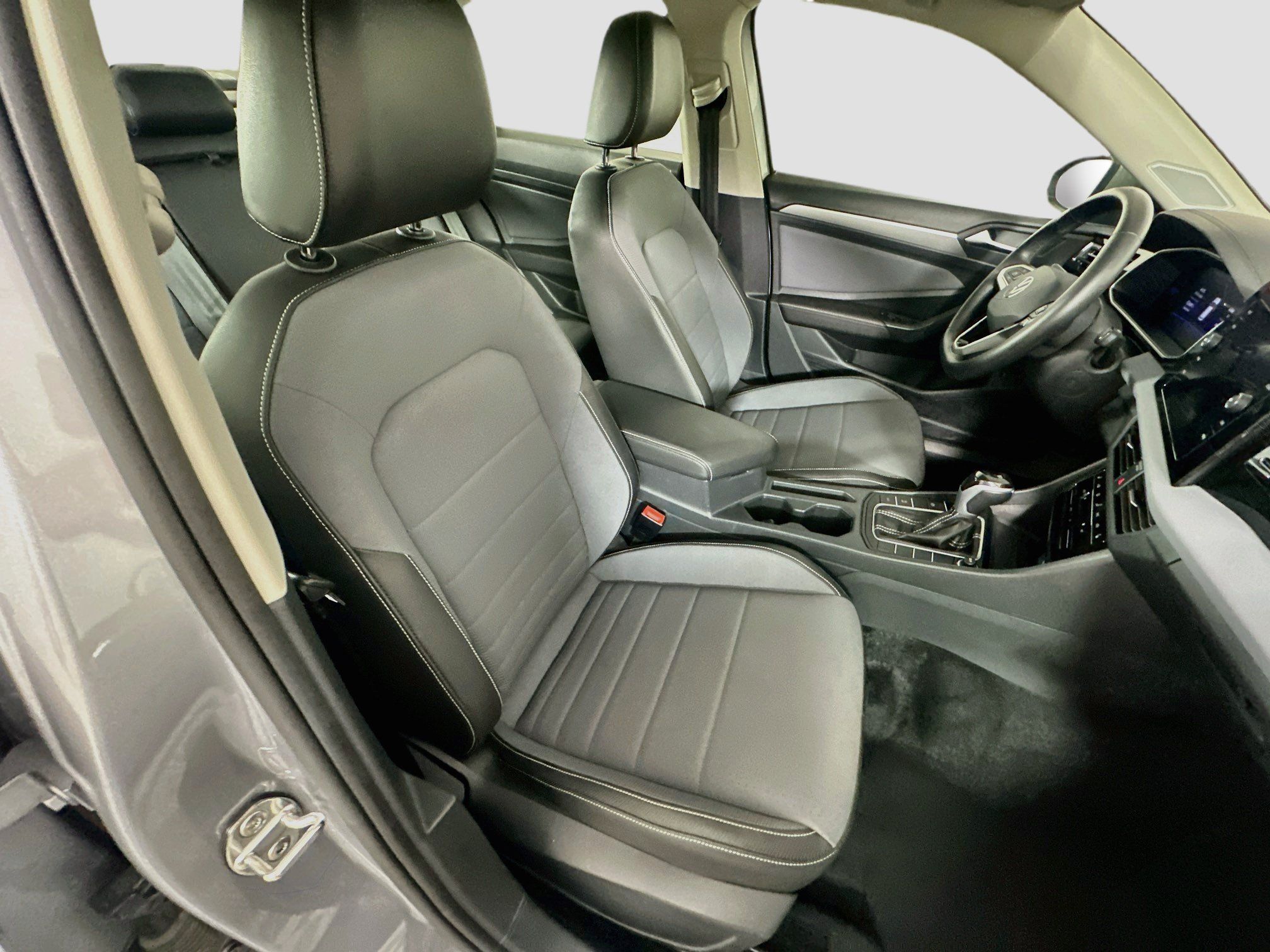 Used 2025 Volkswagen Jetta SE FWD image 31