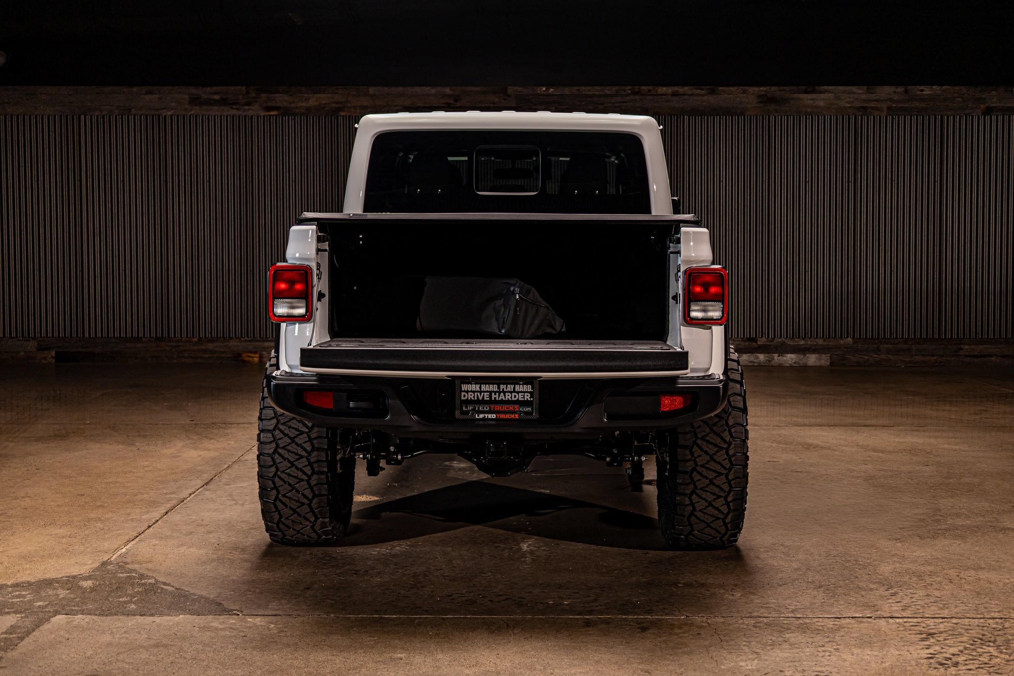 Used 2025 Jeep Gladiator Mojave AWD/4WD image 9