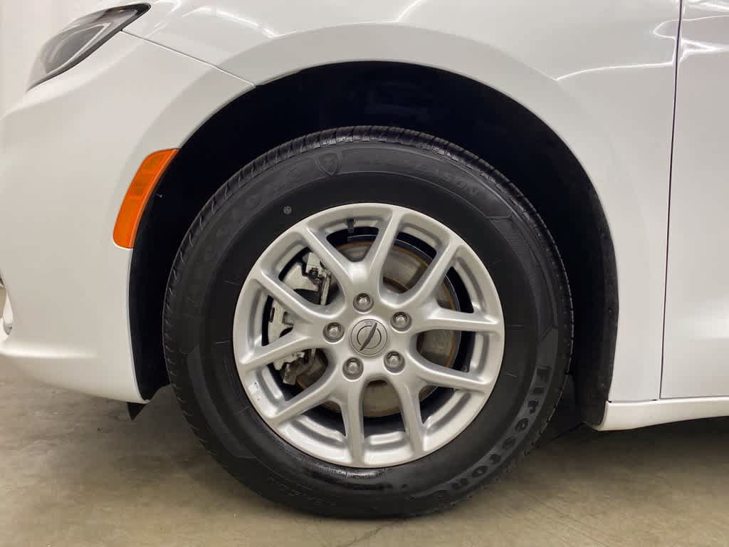 Used 2025 Chrysler Pacifica Select FWD image 10