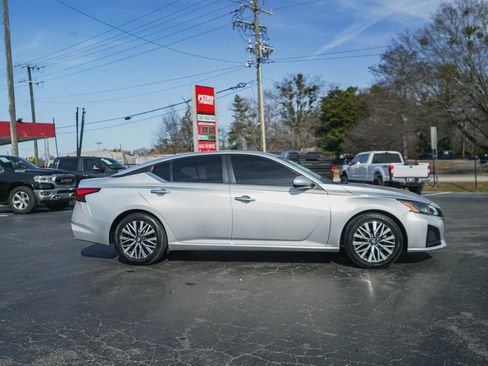Used 2023 Nissan Altima 2.5 SV image 2