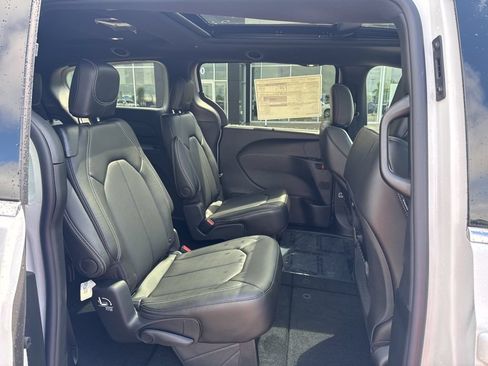 New 2027 Chrysler Pacifica Select w/ Family Tech Group AWD/4WD image 32
