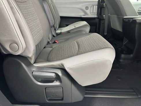 Used 2025 Toyota Sienna LE image 54