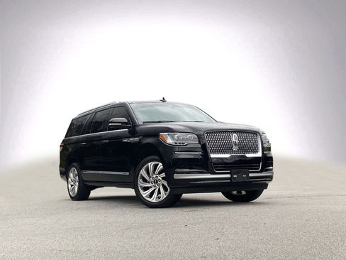Used 2024 Lincoln Navigator L 4WD image 2