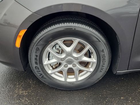 Used 2023 Chrysler Voyager LX image 11