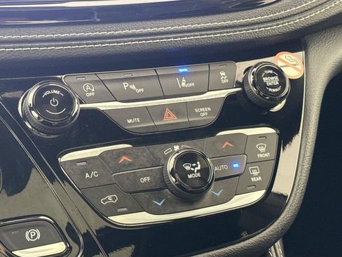 Used 2025 Chrysler Pacifica Limited FWD image 29